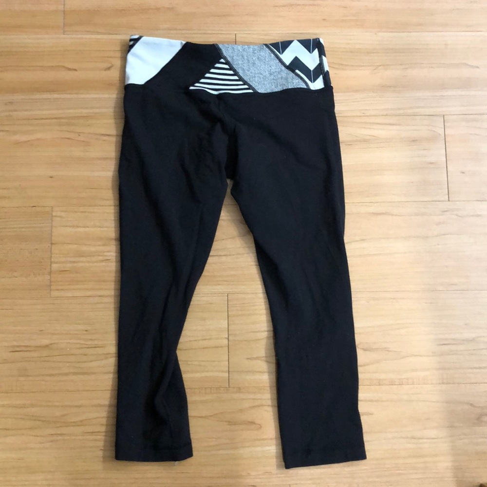 Black reversible cropped Lululemon leggings